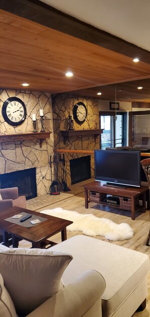 Smart TV, fireplace, video games, DVD player - Lakeside Condo (Big Bear Lake)