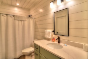 Combined shower/bathtub, towels