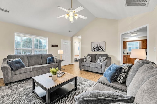 Stylish 2BR Near Hospital King Bed Fast WiFi