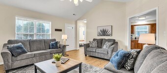 Stylish 2BR Near Hospital King Bed Fast WiFi