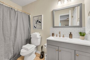 Sèche-cheveux, bidet, serviettes fournies, savon
