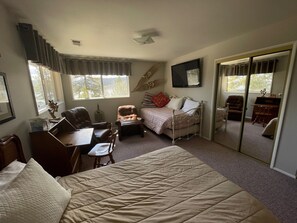 4 bedrooms, free WiFi - Lakefront Deep Water (Fawnskin)