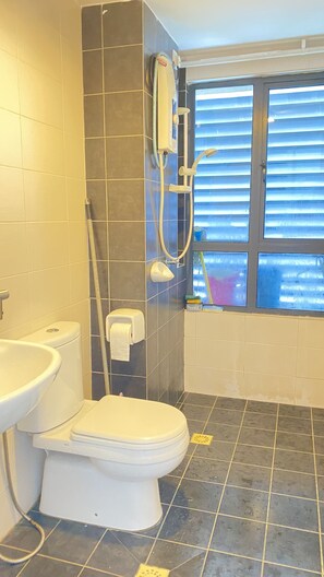 Een douche, een bidet, handdoeken, zeep