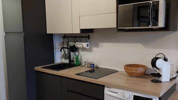 Frigorifero, pentole/stoviglie/utensili, tavolo da pranzo