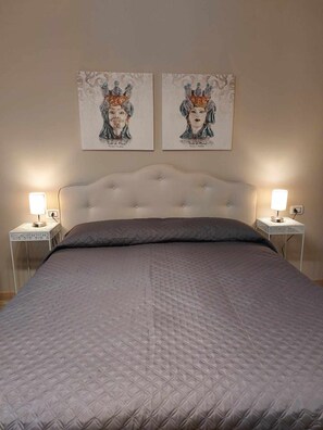 1 chambre, fer et planche à repasser, lit de bébé portatif