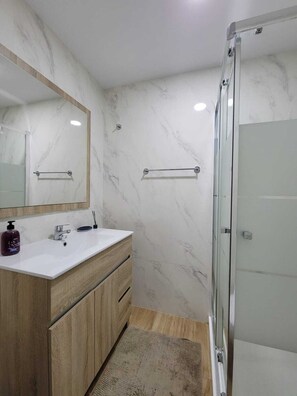 Shower, hair dryer, towels, toilet paper - Superbe Maison Entre Montagne et Plage à 10 min de Platja Daro (CT)