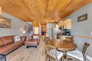 Basic Cabin | Living area