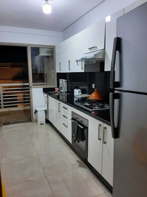 Kühlschrank, Ofen, Wasserkocher mit Kaffee-/Teezubehör, Wasserkocher