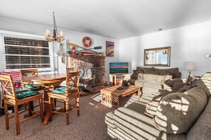 Basic Cabin | Living area - Lakefront Retreat (Big Bear Lake)
