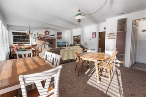 Basic Cabin | Living area - Lakefront Retreat (Big Bear Lake)