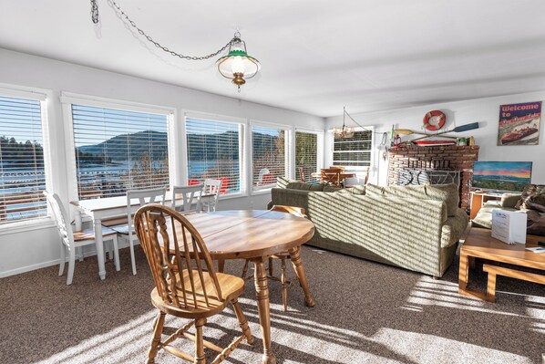 Cabaña básica | Área de sala de estar