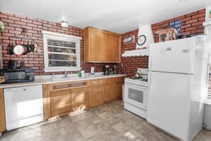 Basic Cabin | Private kitchen | Toaster - Lakefront Retreat (Big Bear Lake)