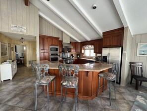 Kühlschrank, Mikrowelle, Ofen, Wasserkocher mit Kaffee-/Teezubehör