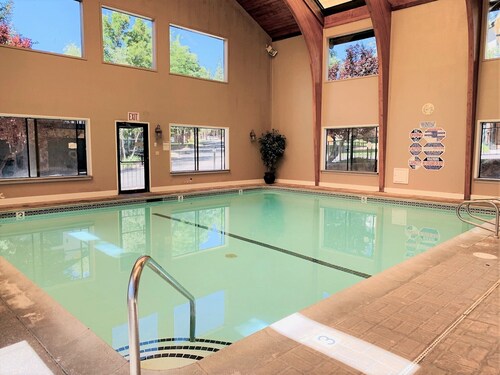 Lakefront Viking Oasis Condo