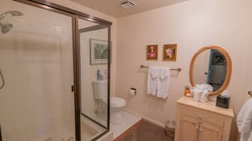 Basic Condo | Bathroom