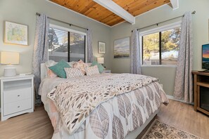 Basic Cabin | 4 bedrooms, free WiFi - Aqua Dreams (Big Bear City)