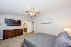 3 habitaciones, tabla de planchar con plancha, wifi y ropa de cama 