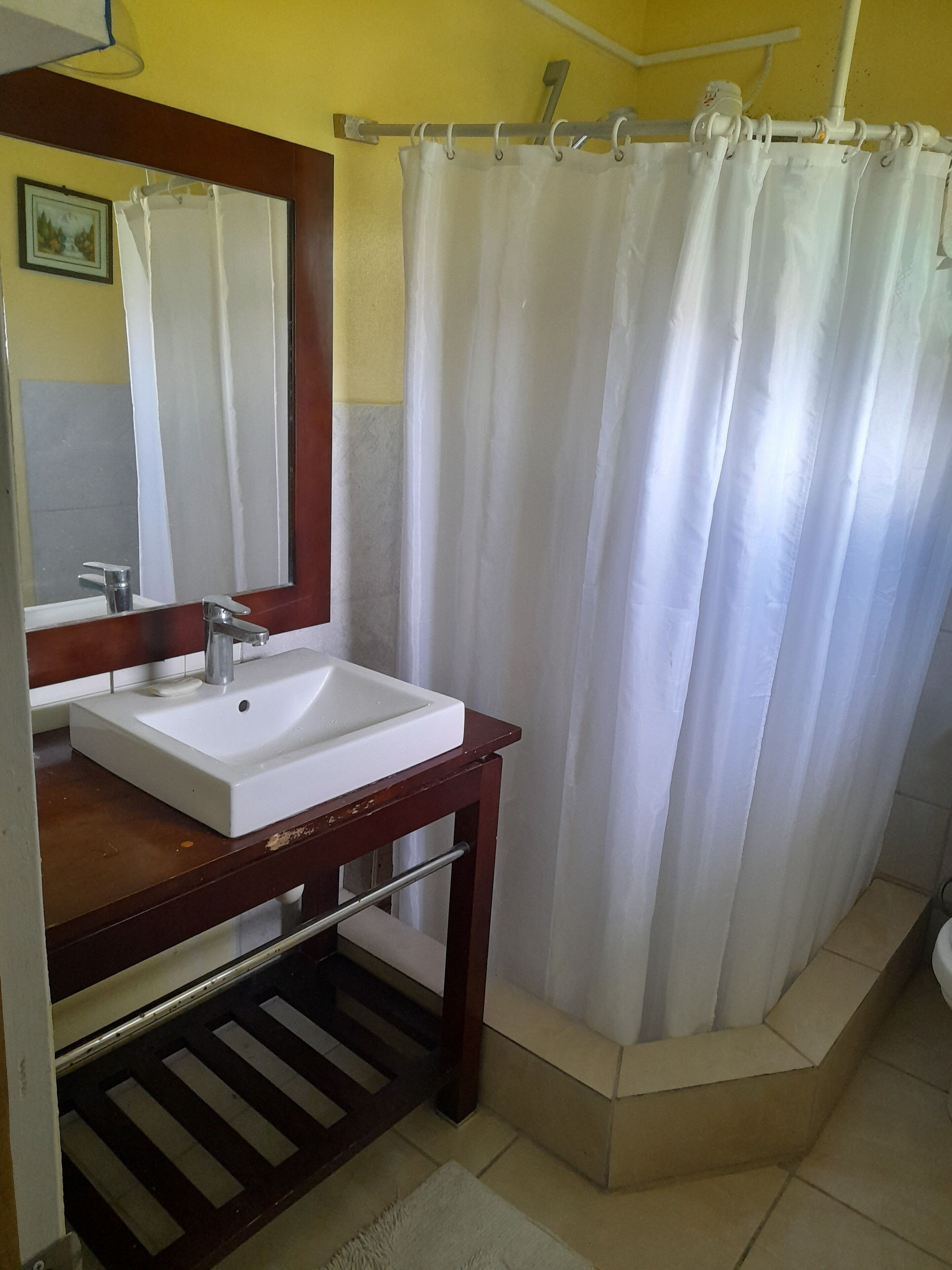 Regadera, toallas, jabón, papel de baño 