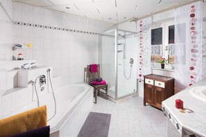 Badekar, hårtørrer, håndklæder