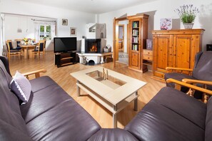 Fernseher, DVD-Player, Tischtennisplatte