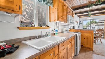 Basic Cabin | Private kitchen | Electric kettle, toaster