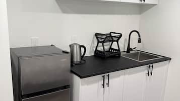 Réfrigérateur, micro-ondes, plaque de cuisson, bouilloire électrique