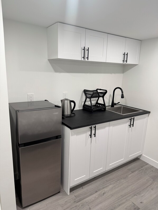 Fridge, microwave, stovetop, electric kettle