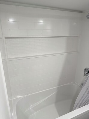 Toallas, jabón, papel de baño
