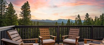 Serene Retreat: Amazing Views, HotTub, Sauna with XBOX