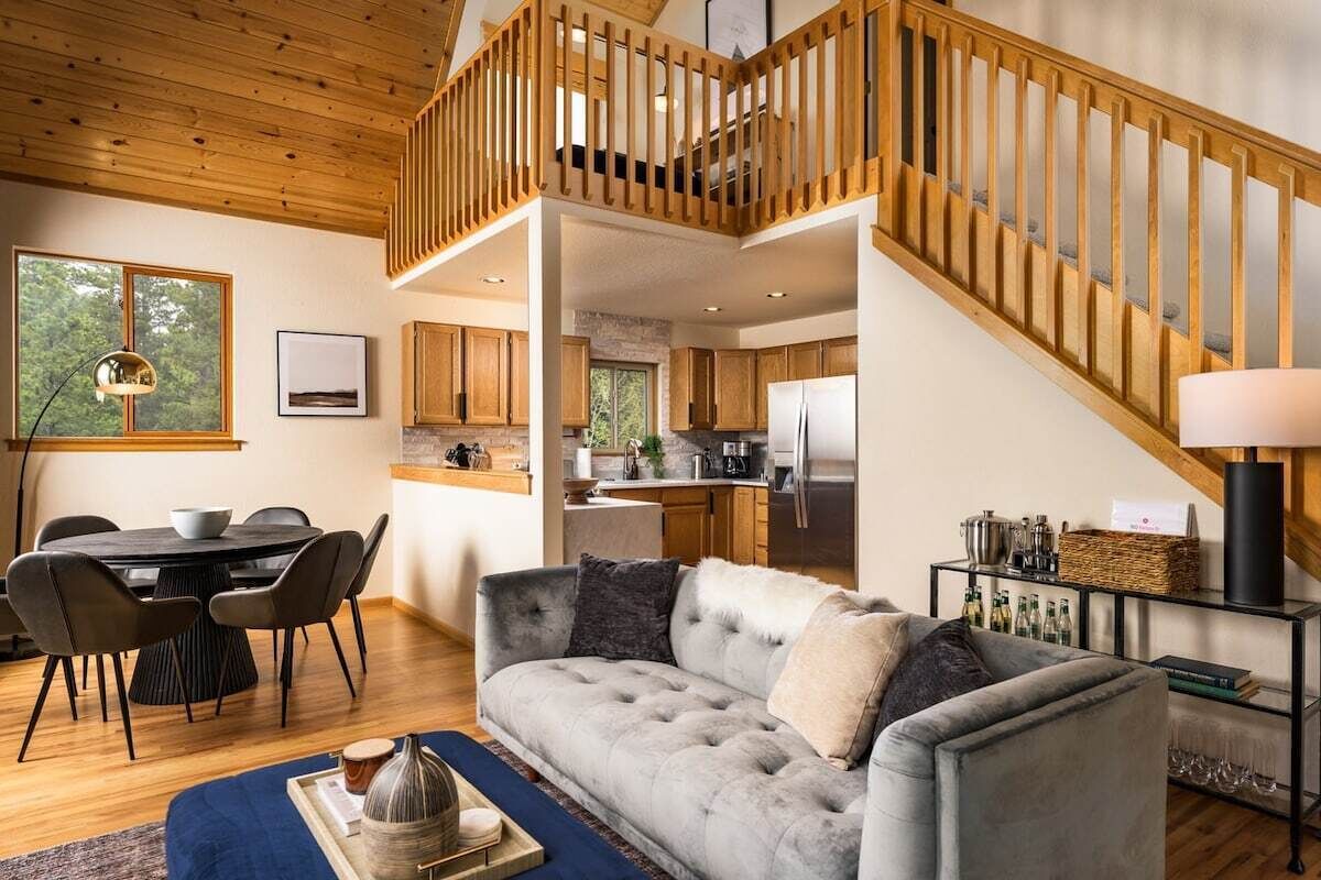 Serene Retreat: Amazing Views, HotTub, Sauna with XBOX