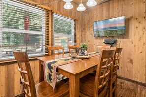 Basic Cabin | In-room dining