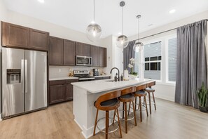 Réfrigérateur, four à micro-ondes, un four, surface de cuisson