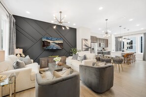 Smart-TV, Bücher, Stereoanlage, Drucker