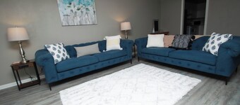 Cozy, Pet-Friendly, Peaceful Townhome. 7 miles from Simmons Area!