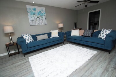 Cozy, Pet-friendly, Peaceful Townhome. 7 Miles From Simmons Area!