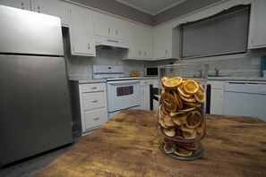 Frigorifero, microonde, forno, piano cottura