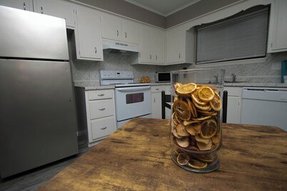 Cozy, Pet-friendly, Peaceful Townhome. 7 Miles From Simmons Area!