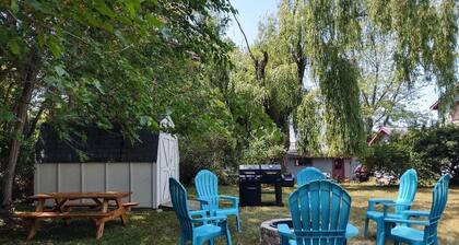 Introducing T&T's Cozy Farmhouse: Your perfect Getaway in Manistee!
