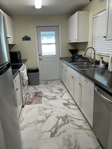 cozy and cheerful 2 bedroom home minutes to the beach!