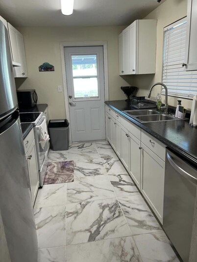 cozy and cheerful 2 bedroom home minutes to the beach!