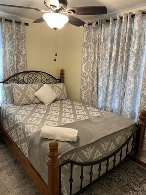 2 bedrooms, iron/ironing board, WiFi, bed sheets