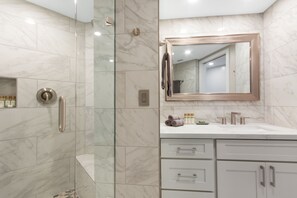 Luxury Condo | Bathroom - Modern & Elegant Oceanfront Vistas (Kihei)