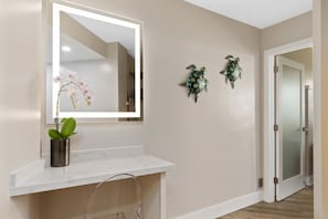 Condo luxueux | Salle de bain | Douche, pomme de douche hydromassante, articles de toilette (gratuits)