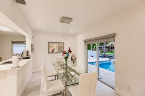 House | 5 bedrooms - Stylish Aventura Home With Pool on Intercostal (Ojus)