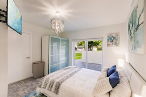 House | 5 bedrooms - Stylish Aventura Home With Pool on Intercostal (Ojus)