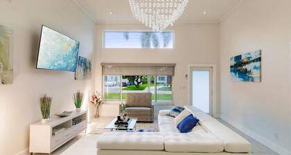 Stylish Aventura Home With Pool on Intercostal