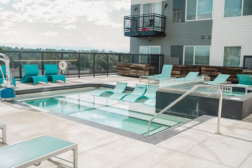 Tranquil Oasis Stylish Retreat Poolside - Ideal for a Serene Getaway