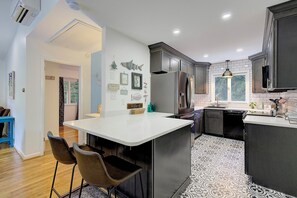 Kjøleskap, mikrobølgeovn, ovn og kokeplater