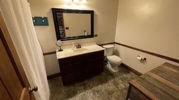 Douche, sèche-cheveux, serviettes fournies, savon