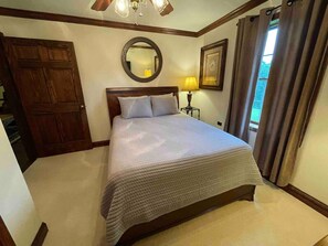Desk, iron/ironing board, travel cot, WiFi - The Stables Cottage (Knoxville)